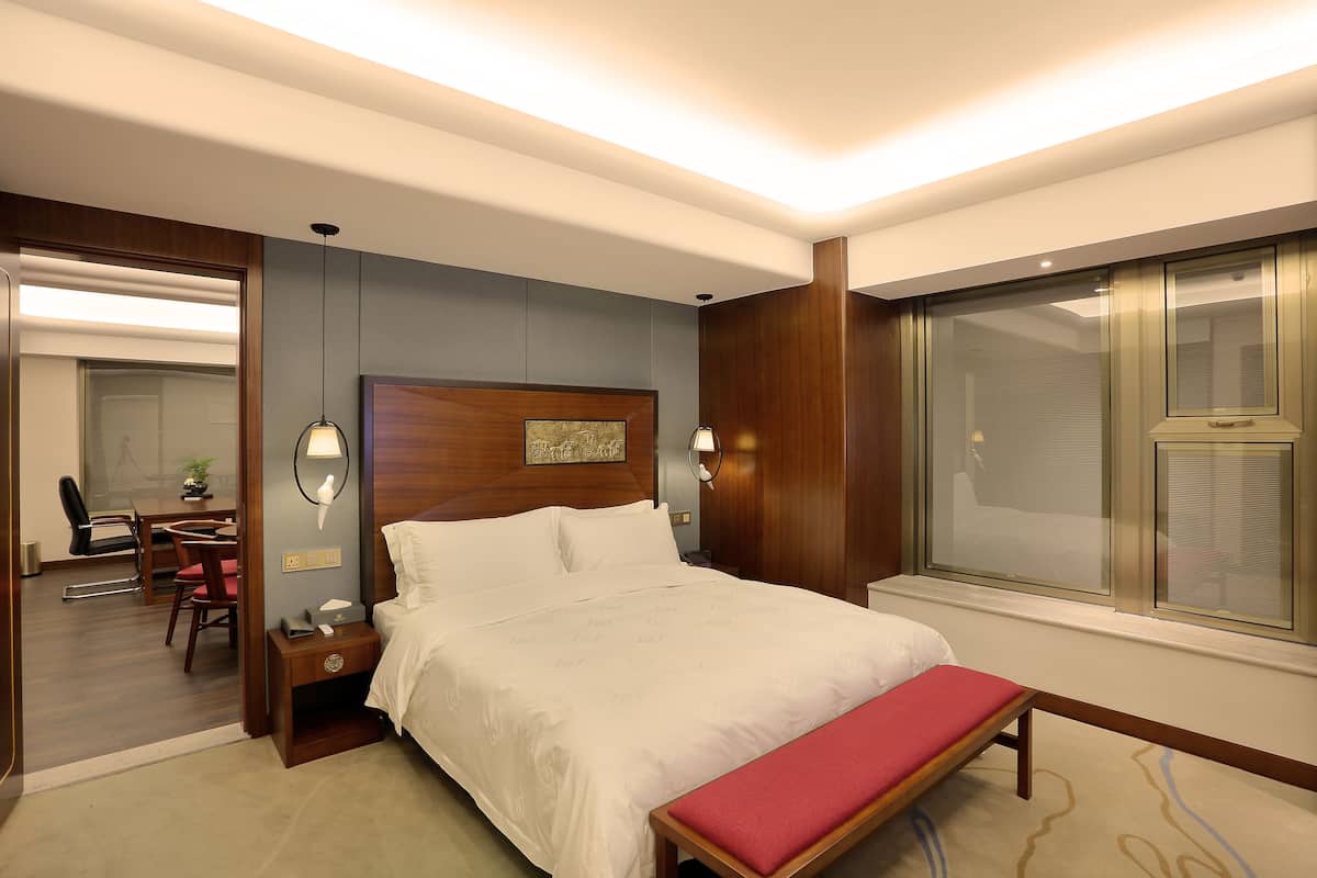 Deluxe suite, 1 queensize bed | Een minibar, een kluis op de kamer, een bureau, verduisterende gordijnen