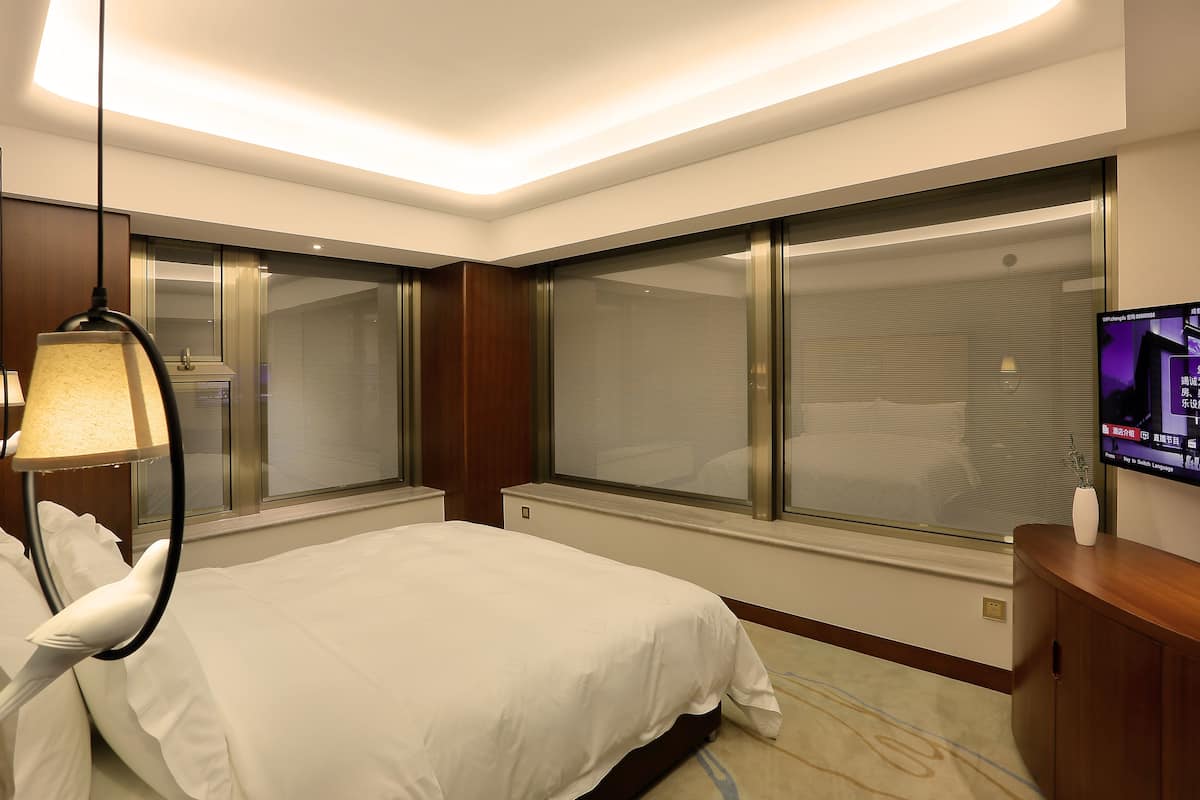 Deluxe suite | Een minibar, een kluis op de kamer, een bureau, verduisterende gordijnen