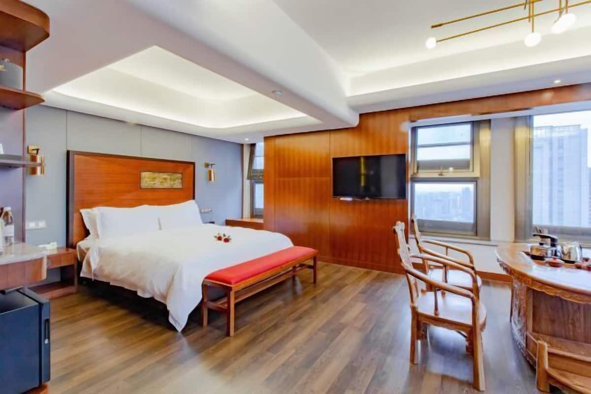 Een minibar, een kluis op de kamer, een bureau, verduisterende gordijnen