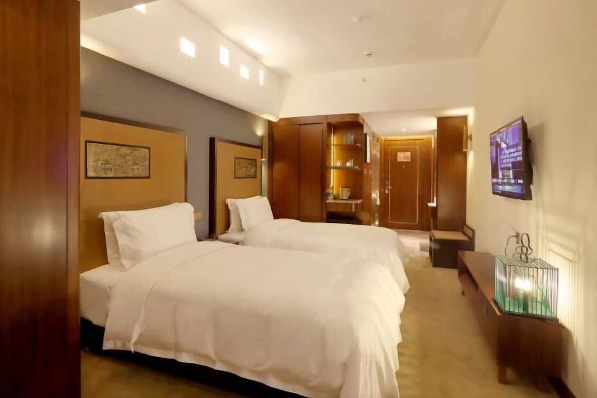 Een minibar, een kluis op de kamer, een bureau, verduisterende gordijnen