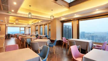 3 restaurantes; se sirve desayuno, almuerzo y cena; cocina china