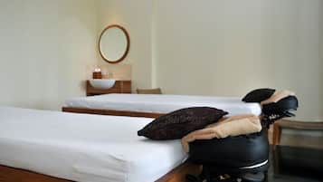Hot tub, perawatan tubuh, aromaterapi, pijat Swedia, dan body scrub
