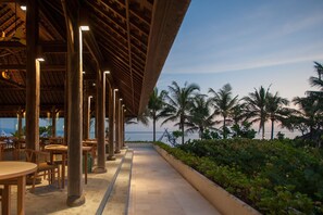 Se sirven desayunos, almuerzos y cenas; cocina internacional