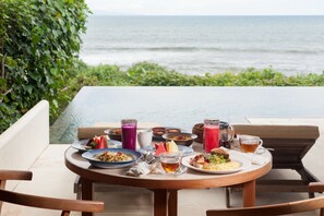 Desayuno completo (IDR 230000 por persona) 