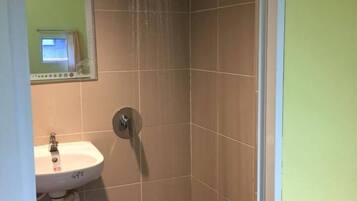 Bruser, gratis toiletartikler, hårtørrer, hjemmesko