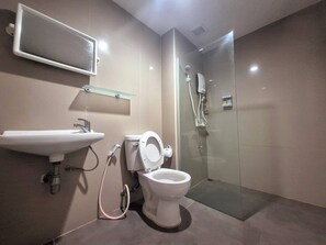 Ducha, artículos de tocador gratuitos, toallas, shampoo