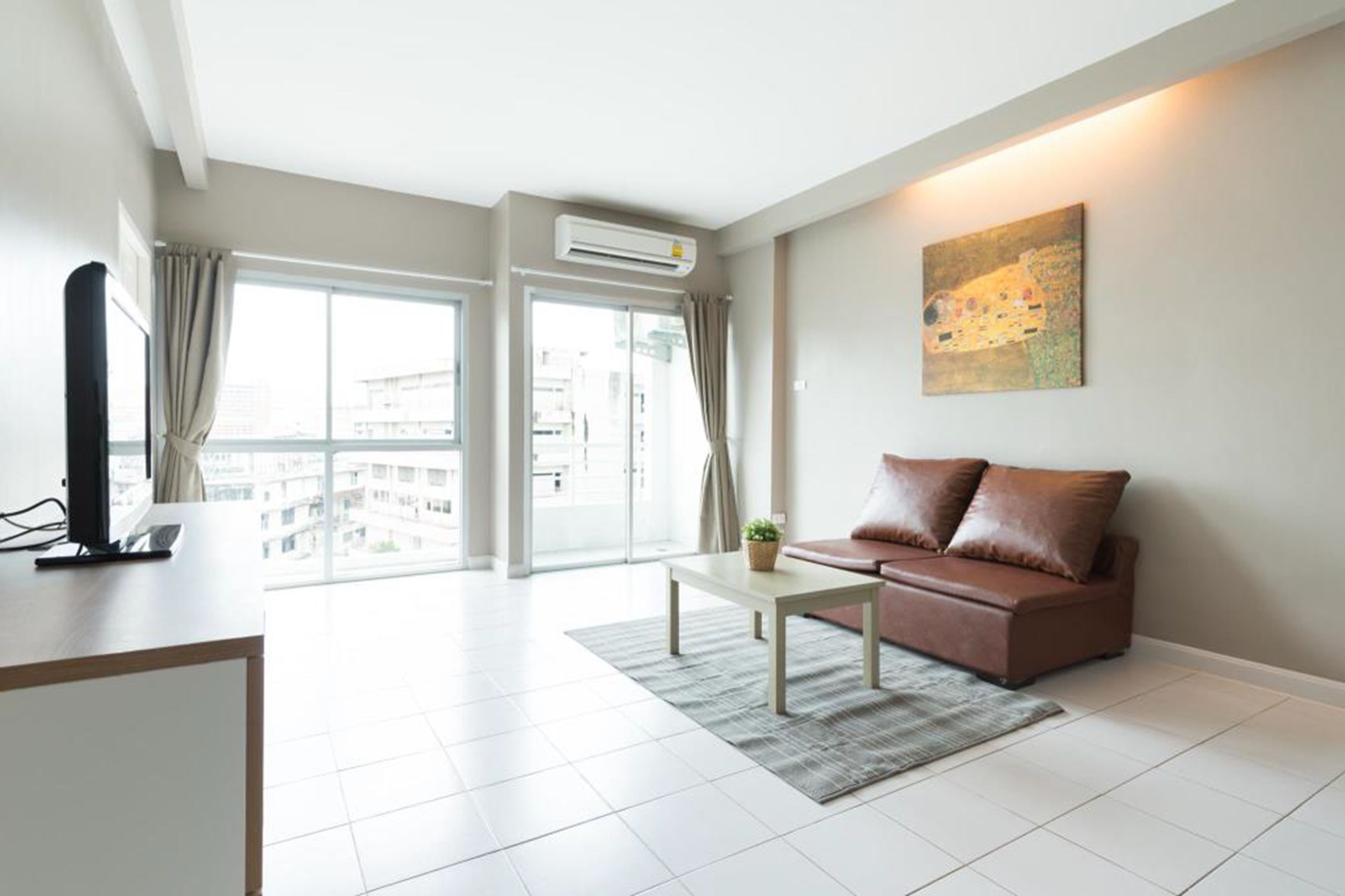 Suite | Living room | Flat-screen TV