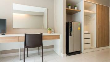 Standard Studio | Living area | Flat-screen TV