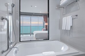  Executive Two Bedrooms | Bathroom | Separate bathtub and shower, free toiletries, hair dryer, bathrobes - White Sand Beach Residences Pattaya (Sattahip)