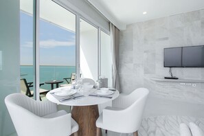 Two Bedrooms | In-room dining - White Sand Beach Residences Pattaya (Sattahip)