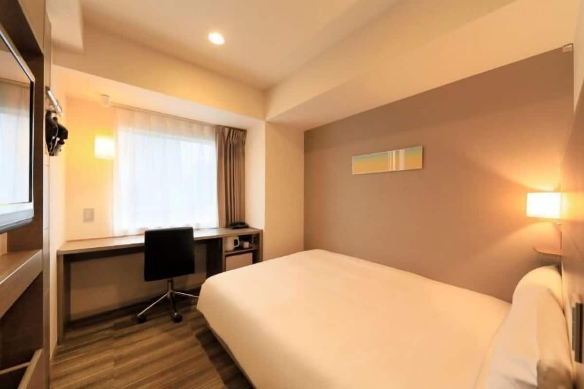 Down comforters, blackout drapes, free WiFi, bed sheets