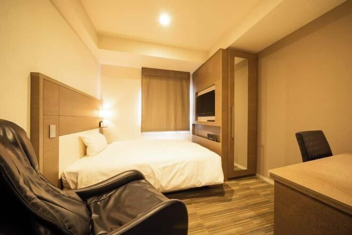 Down comforters, blackout drapes, free WiFi, bed sheets