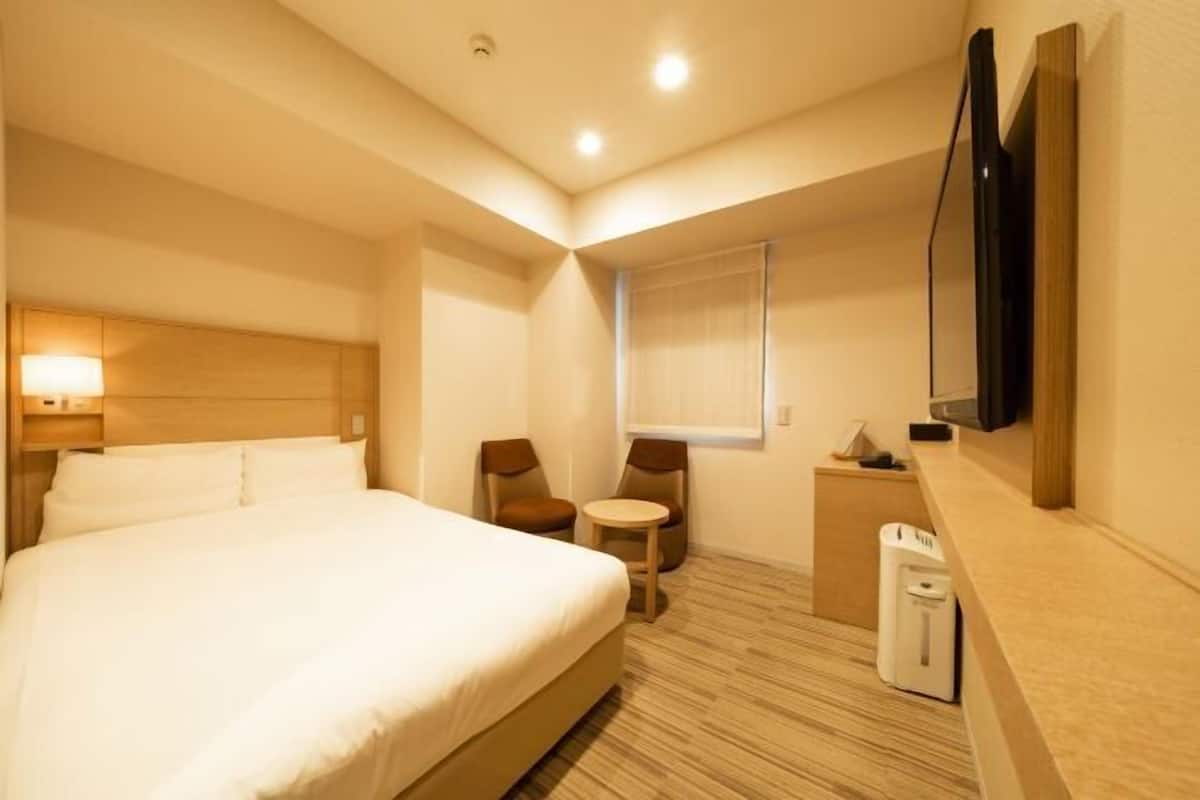 Down comforters, blackout drapes, free WiFi, bed sheets