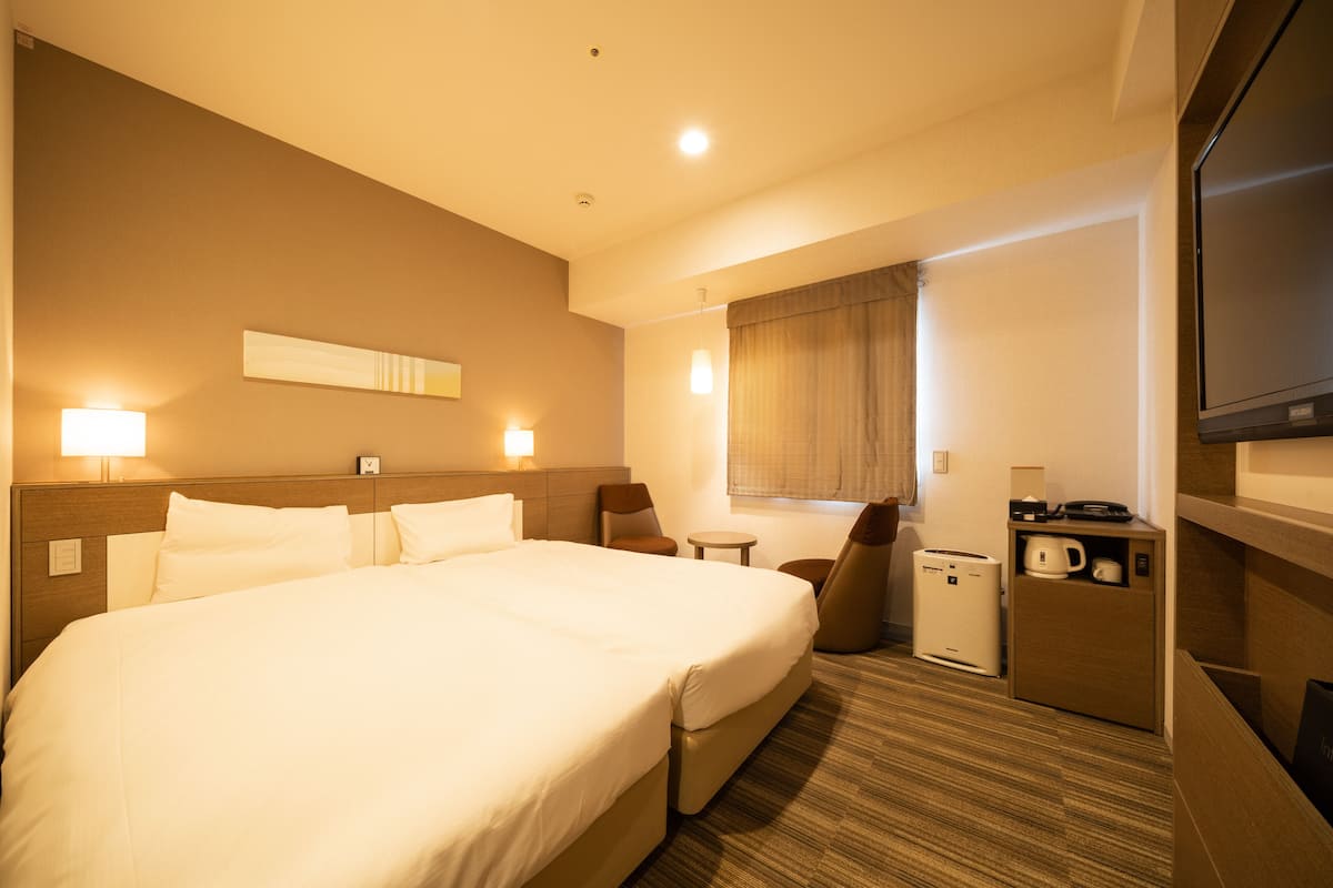 Down comforters, blackout drapes, free WiFi, bed sheets