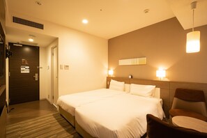 羽毛の掛け布団、遮光カーテン、WiFi (無料)、ベッドシーツ