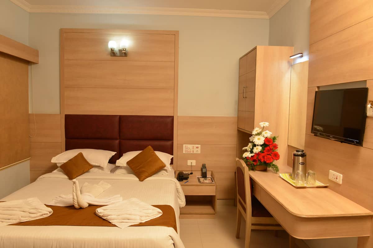 Deluxe Room, 1 Queen Bed, City View