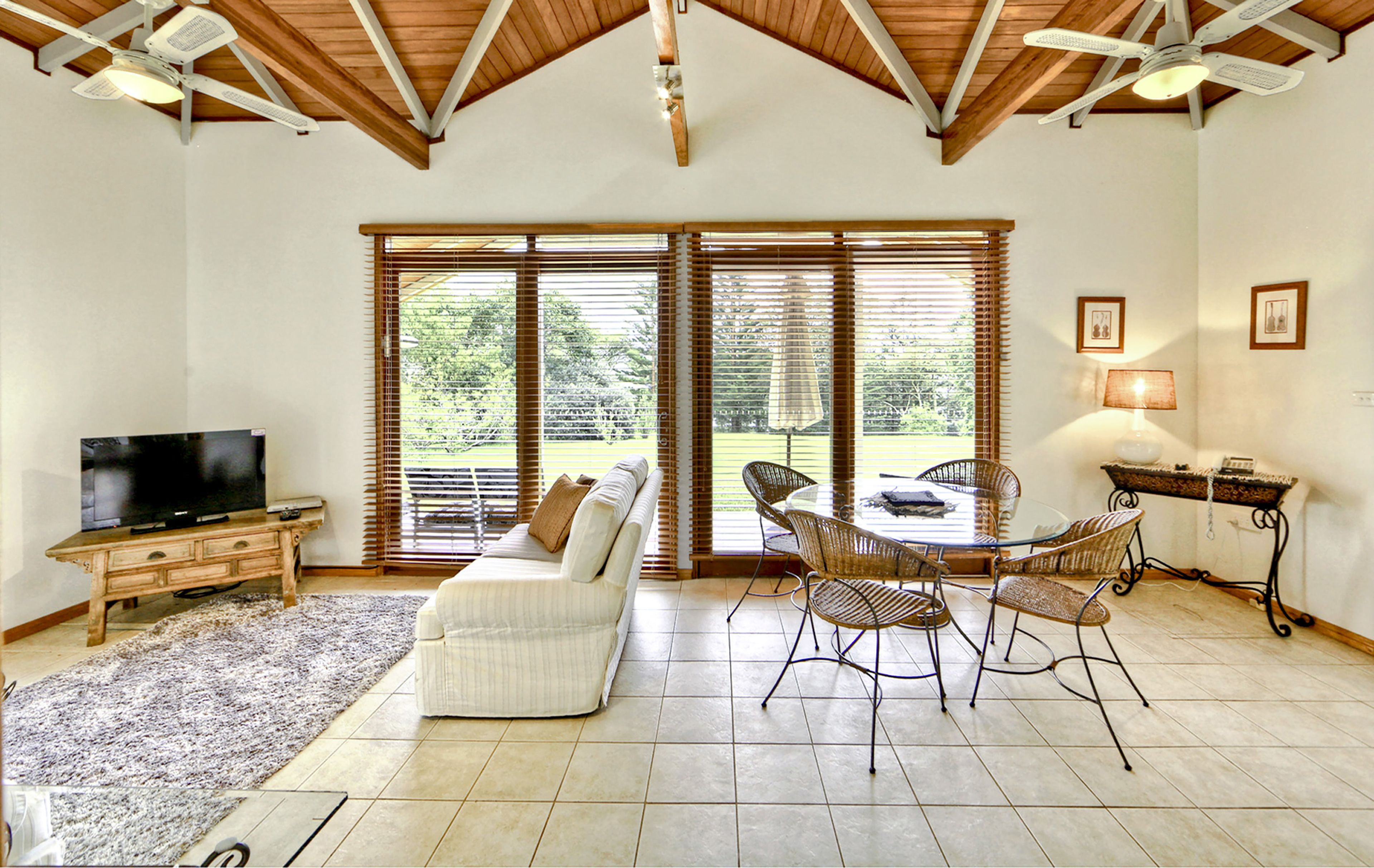 Luksus-feriehus - 1 kingsize-seng - udsigt til have - have-område | Opholdsområde | 112-centimeters fladskærms-tv med satellitkanaler, LED-tv, dvd-afspiller