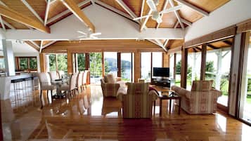 Casa de campo de lujo, 2 habitaciones (Clifftop Cottage) | Área de sala de estar | Televisión de pantalla plana de 112 cm con canales vía satélite