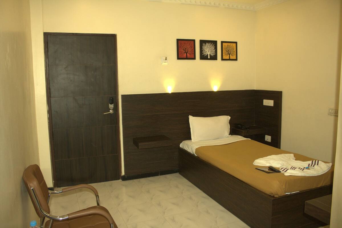 Single Room | Meja, Wi-fi percuma