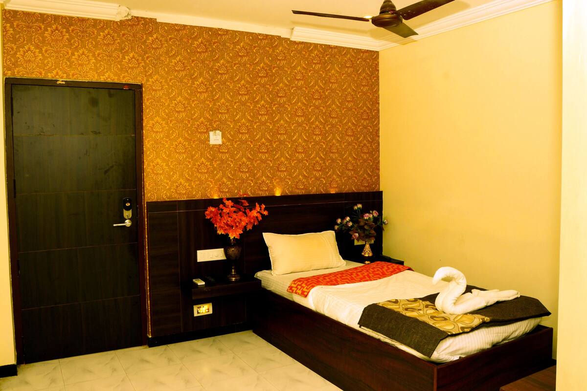 Business Single Room, 1 Katil Bujang (Single), Non Smoking, Ground Floor | Meja, Wi-fi percuma