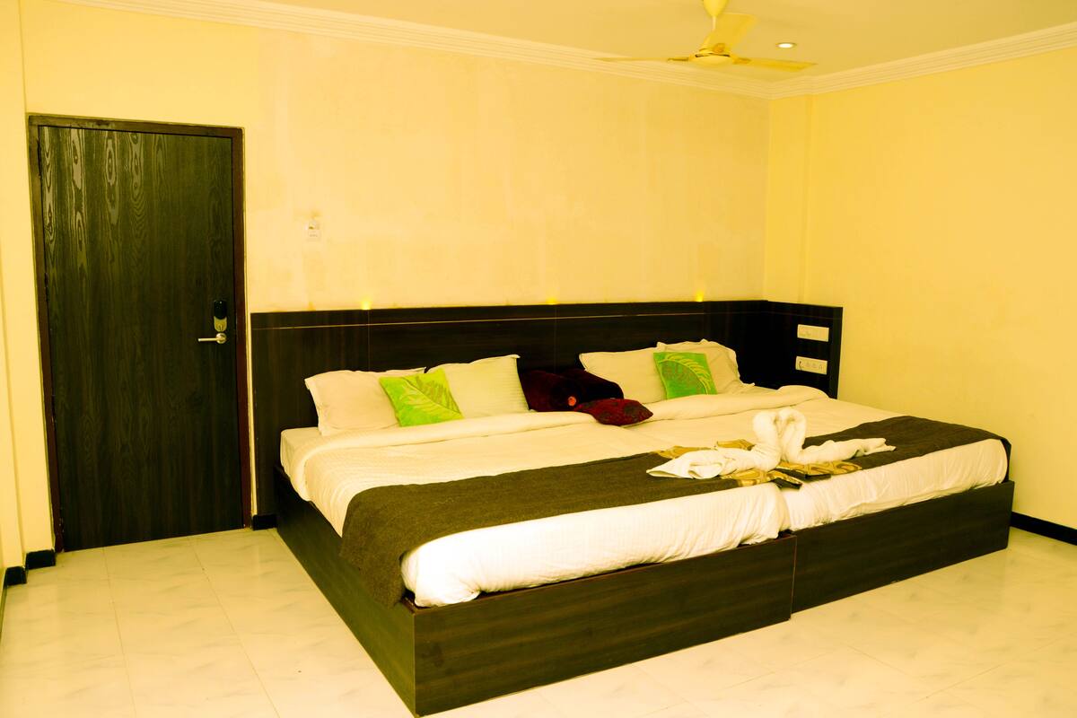 Business Quadruple Room, Non Smoking | Meja, Wi-fi percuma