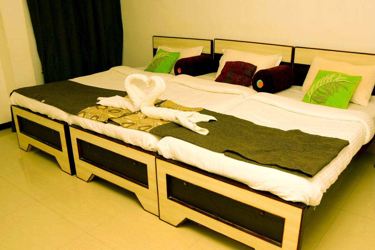 Business Triple Room, Non Smoking | Meja, Wi-fi percuma