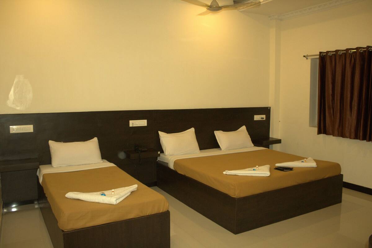 Basic Triple Room, Berbilang Katil, Non Smoking | Meja, Wi-fi percuma