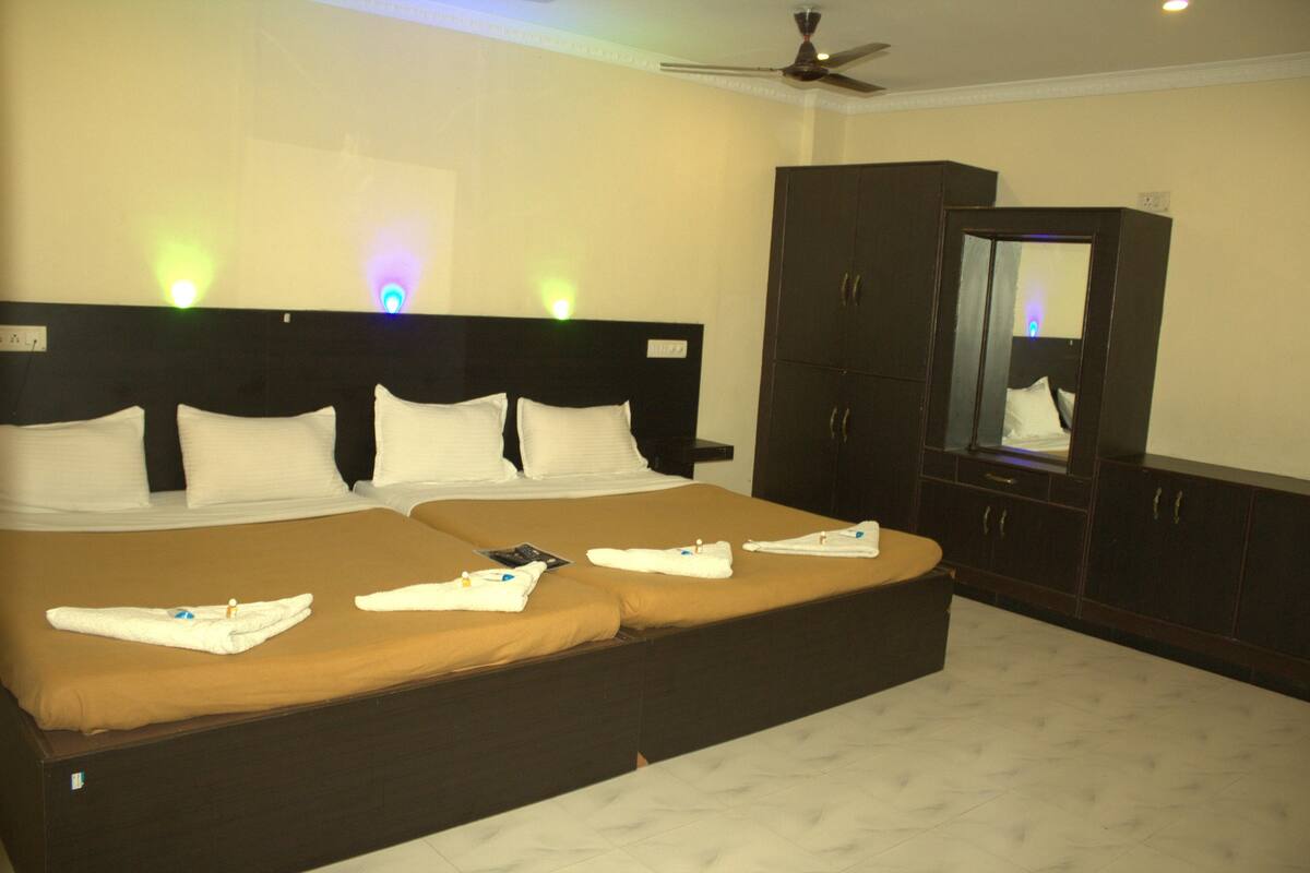 Basic Quadruple Room | Meja, Wi-fi percuma