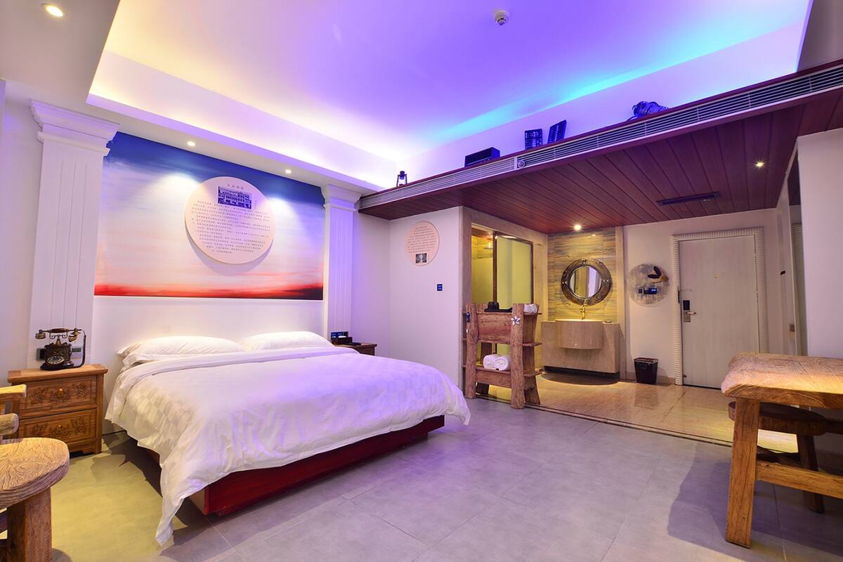 Standard Queen Room | Blackout curtains, iron/ironing board, free WiFi