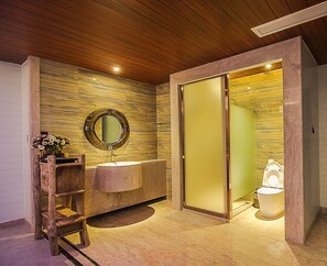Queen Room With River View | Bathroom | Shower, free toiletries, hair dryer, slippers