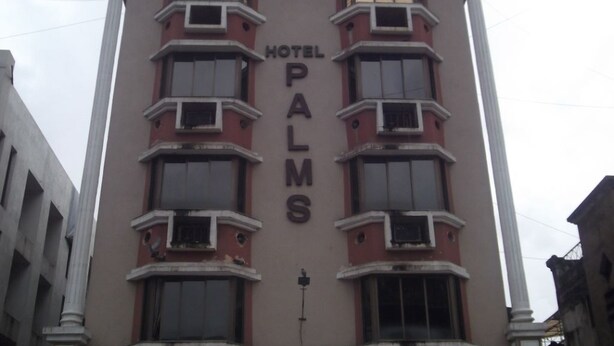 A building with the sign "HOTEL PALMS" on the facade. - Hotel Palms (Navi Mumbai)