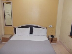 Desk, soundproofing, iron/ironing board, rollaway beds - Hotel Palms (Navi Mumbai)