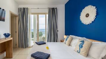 Romantisches Doppelzimmer, Meerblick | Zimmersafe, Bügeleisen/Bügelbrett, kostenloses WLAN, Bettwäsche