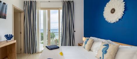 Caja de seguridad en la habitación y tabla de planchar con plancha