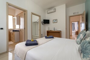 Double Room, Garden View | In-room safe, iron/ironing board, free WiFi, bed sheets