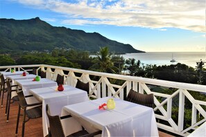 Outdoor dining - Villa Roscia (Mahé Island)