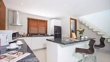 2-Bedroom VIlla | Private kitchen | Full-sized fridge, microwave, oven, stovetop