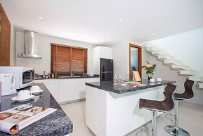 2-Bedroom VIlla | Cuisine privée | Grand réfrigérateur, micro-ondes, four, plaque de cuisson