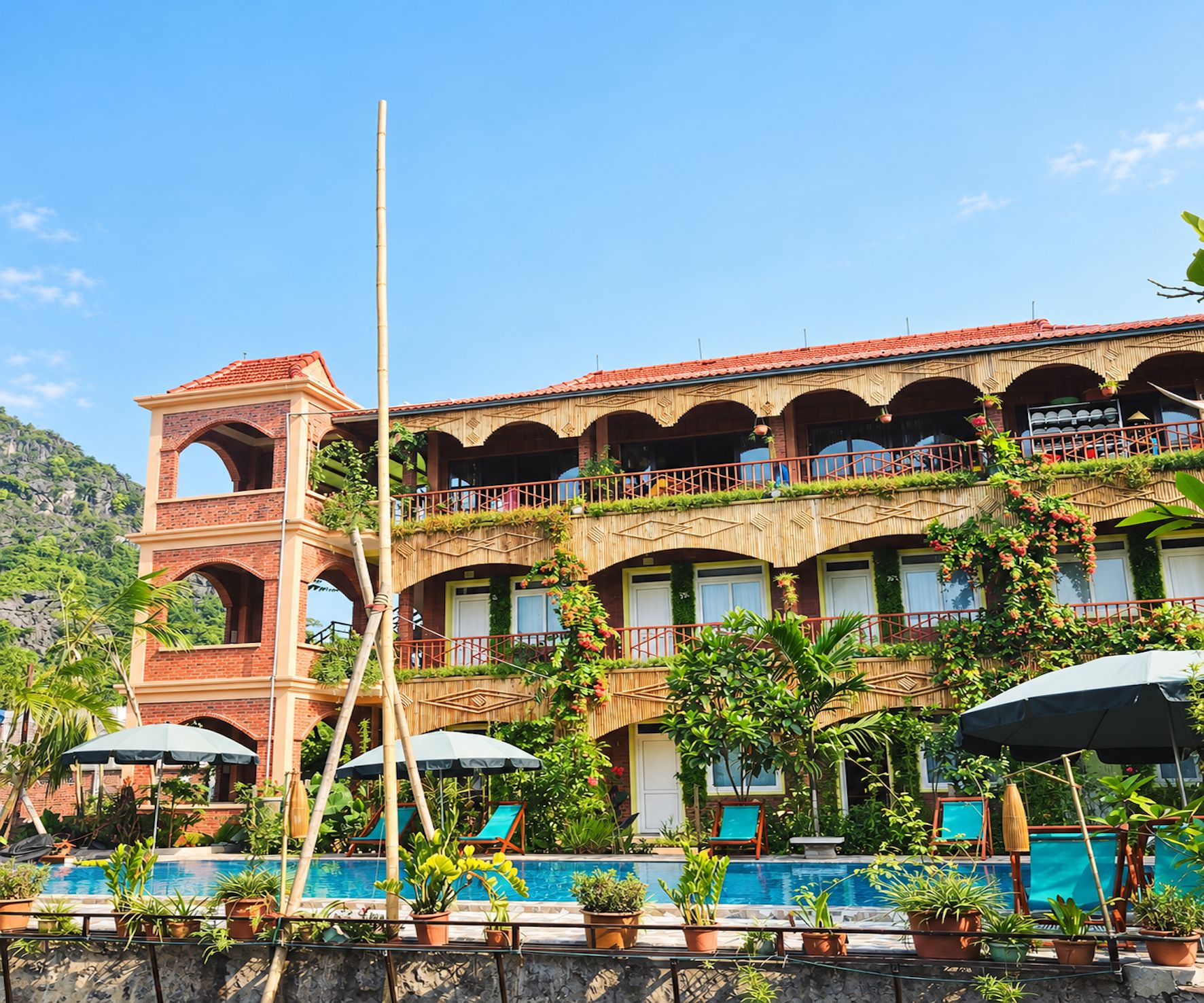 Un hotel con una piscina grande, varios balcones y abundante vegetación.