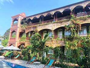 Vista frontal de la propiedad