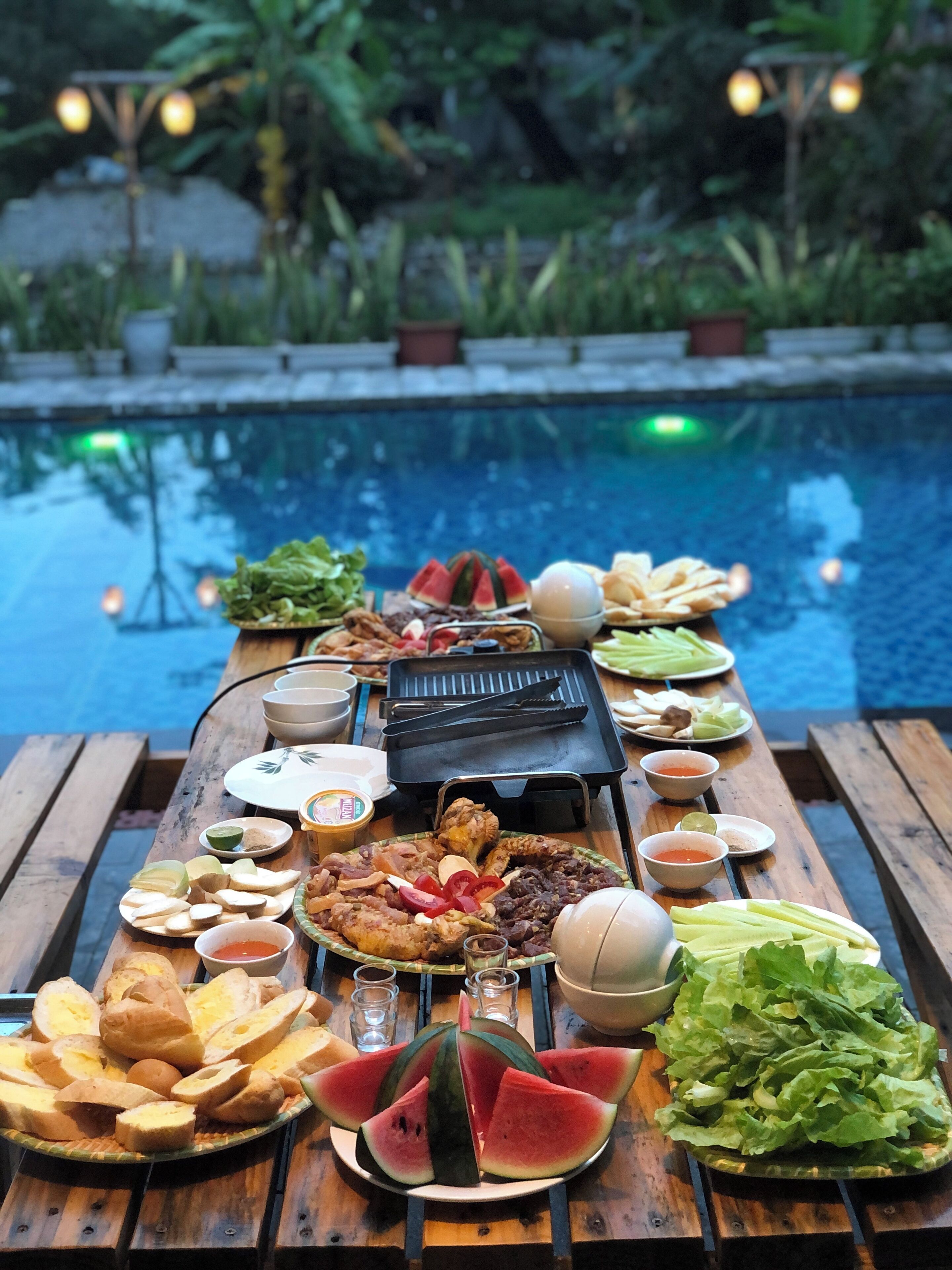 Breakfast, lunch, dinner served; local and international cuisine 