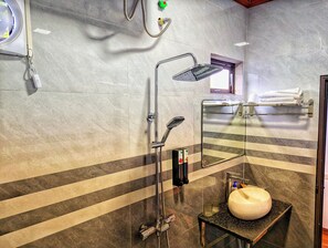 Shower, rainfall showerhead, free toiletries, hair dryer - Ninh Binh Greenland Homestay (Hoa Lu)