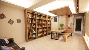 Uma biblioteca moderna com estantes, uma mesa de madeira e um banco.