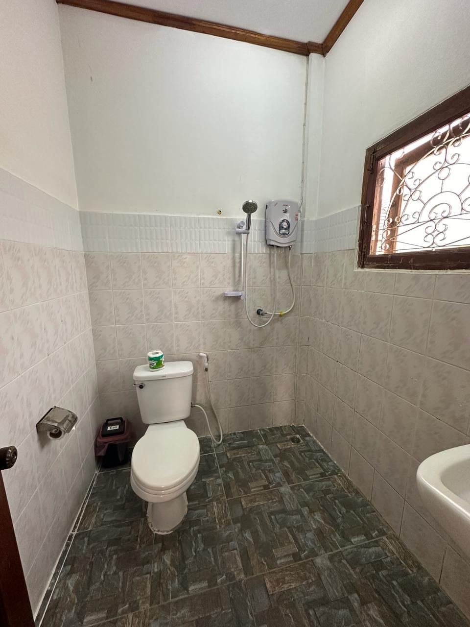 Un bagno piccolo con il water, la doccia e il lavandino.
