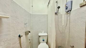 Shower, rainfall showerhead, free toiletries, towels