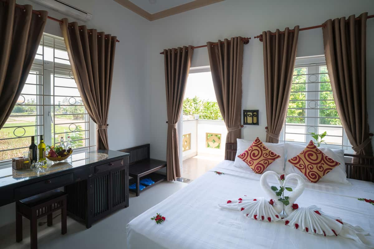 Deluxe Double Room, Balcony | Minibar, in-room safe, desk, blackout drapes