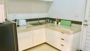 Full-sized fridge, microwave, stovetop, electric kettle