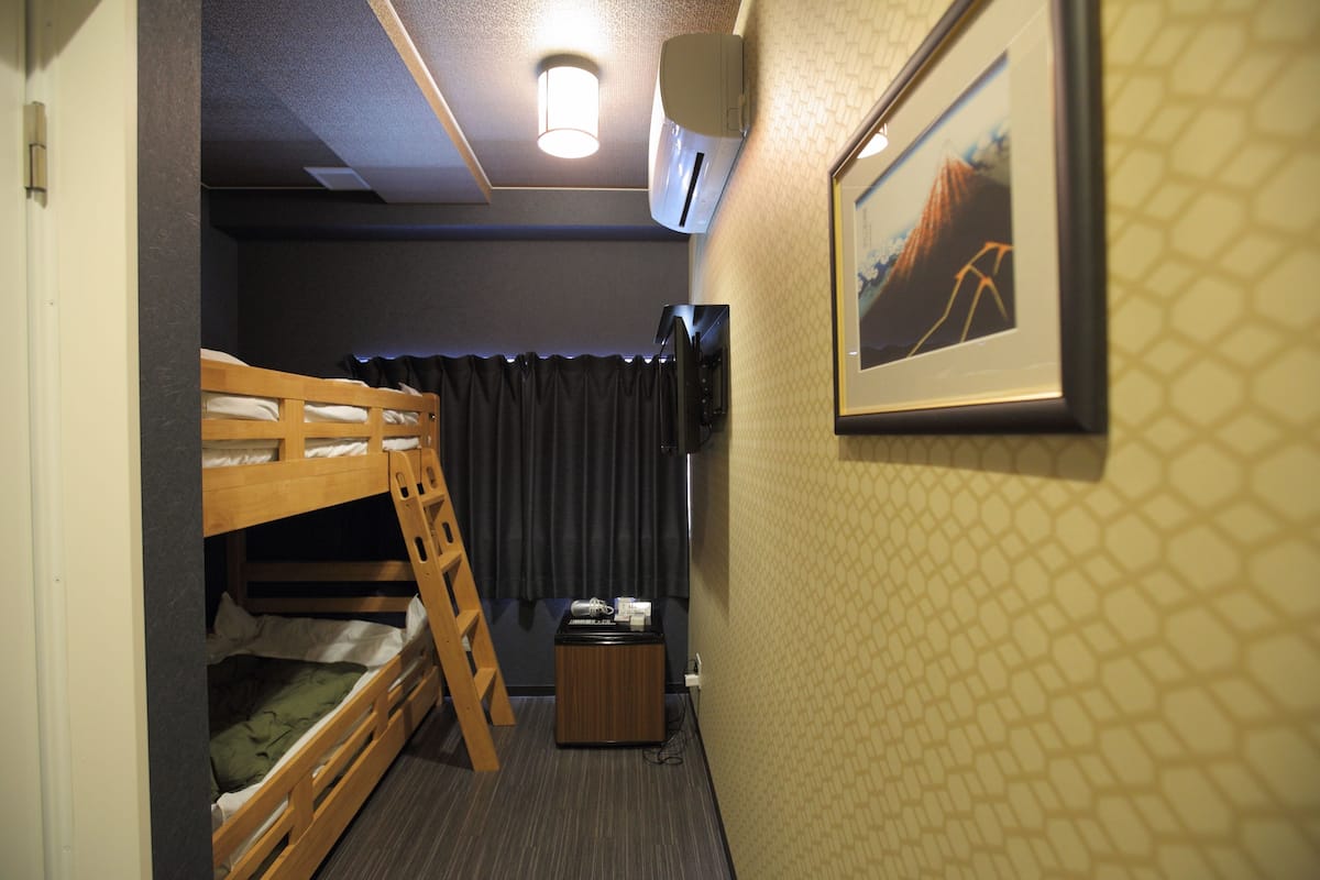 Habitación (Bunk Bed) | Decoración personalizada, escritorio, wifi gratis y ropa de cama
