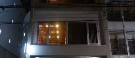 Bagian depan properti - sore/malam