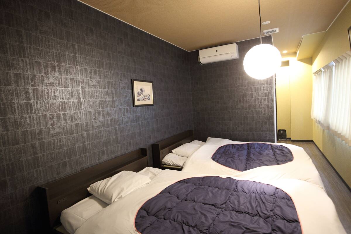 Tomannsrom – comfort, 2 dobbeltsenger, ikke-røyk, privat bad | Skrivebord, wi-fi (inkludert), individuelt dekorert og sengetøy